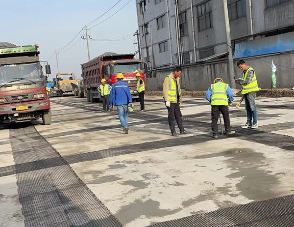 莒县老材料的新故事：玻璃纤维土工格栅如何在‘白改黑’浪潮中重获新生？